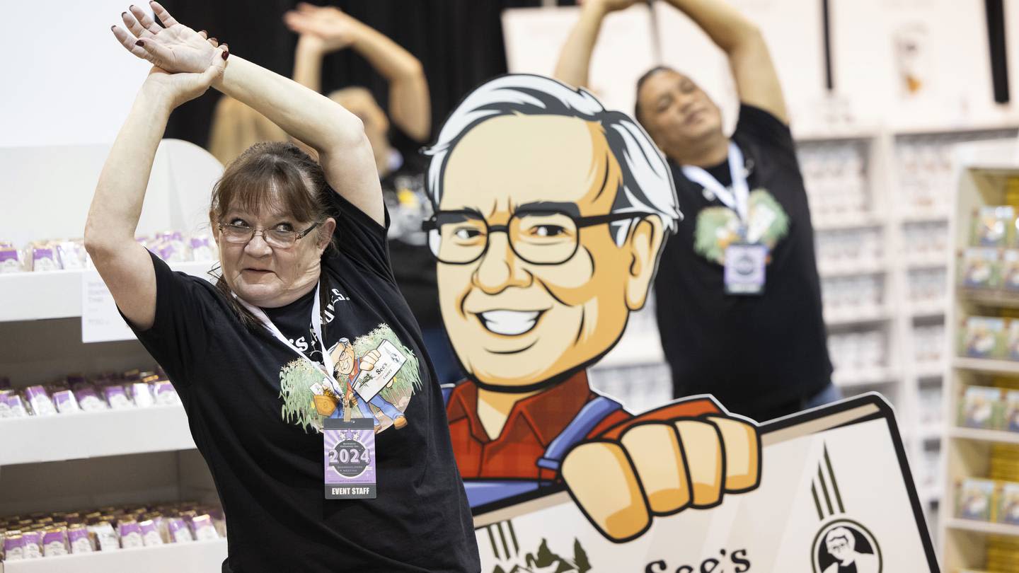 Thousands pack Omaha arena to soak up guru investor Warren Buffett's wisdom