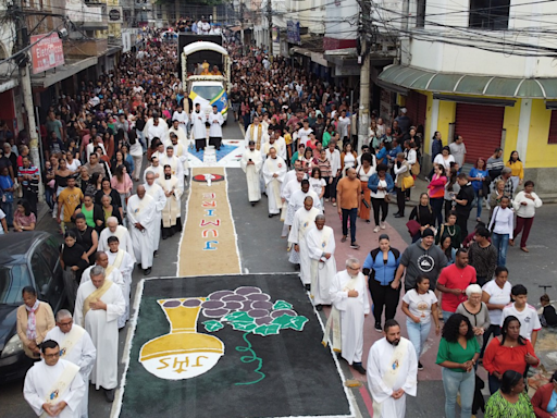 Corpus Christi reúne centenas de fiéis em procissão e missa campal | Campos | O Dia