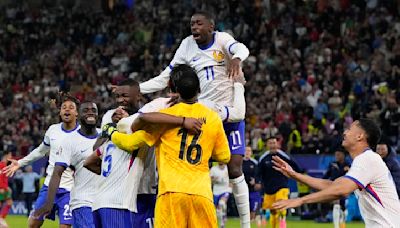 Jugadores de Francia celebran triunfo electoral, en las semifinales Euro 2024