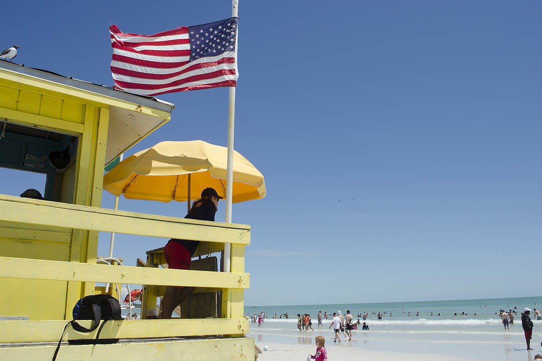 Off-duty lifeguard saves 7 from rip current at Lido Beach | Your Observer