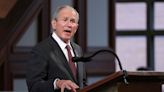 Ex-presidente dos EUA George Bush comete ato falho e chama invasão do Iraque de "injustificada"