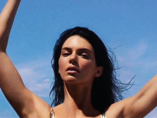 Kendall Jenner posó como una pin up girl en microbikini a lunares para la tapa de Vogue Francia