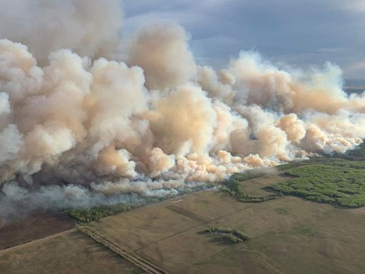 Miles de evacuados por voraces incendios forestales en Canadá