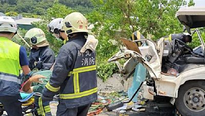 新北八里垃圾車撞斷電桿近1500戶停電 台電積極搶修中