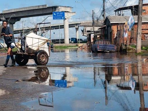 Um dia após temporal, alagamentos seguem causando transtornos a moradores de Porto Alegre