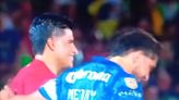 ¿Festejó el gol? Tunden a árbitro por felicitar a Henry Martín tras anotar en el Juárez vs América