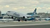 Acusan en un tribunal federal a un pasajero de Alaska Airlines que intentó abrir la puerta de la cabina de mando del avión varias veces