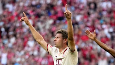 Kane convierte penal y Müller celebra con gol su partido 710. Bayern derrota a Friburgo