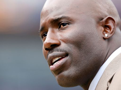 Terrell Davis says he was handcuffed by FBI on United flight after false accusation: 'Disgusting display of injustice'
