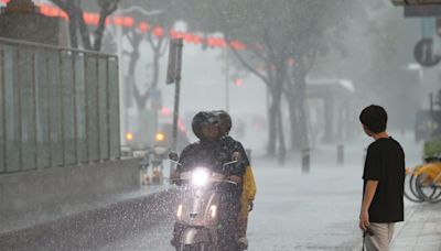 下班雨勢升級！15縣市豪雨、雷雨齊轟 1地「災防告警」恐發生暴雨