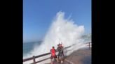 Onda gigante atinge grupo de turistas no mirante do Leblon; veja vídeo