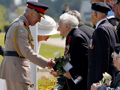 Con la presencia del Rey Carlos III, Francia conmemoró el 80 aniversario del "Día D": "Una generación de hombres y mujeres no se inmutó cuando llegó el momento"