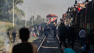 Mujer migrante intenta subir al tren, cae y La Bestia la parte en dos