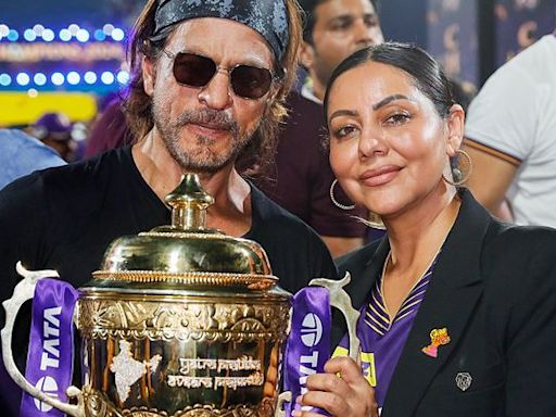 Shah Rukh Khan celebrates KKR's IPL win with his family and team