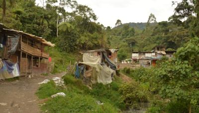 Con machetes y revólver, cuatro hombres amenazaron a mujeres en invasión de Manizales