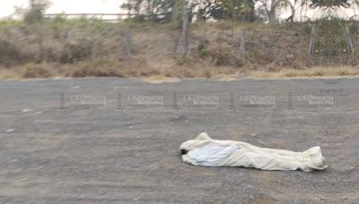 Encuentran cuerpo envuelto en una sábana a un costado de la carretera