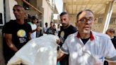 Los cuerpos de los cooperantes extranjeros muertos en un ataque israelí salen de Gaza