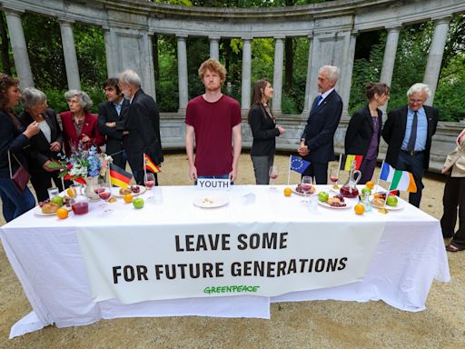 Una recreación de 'La Última Cena' en Bruselas para reclamar más políticas verdes a la UE