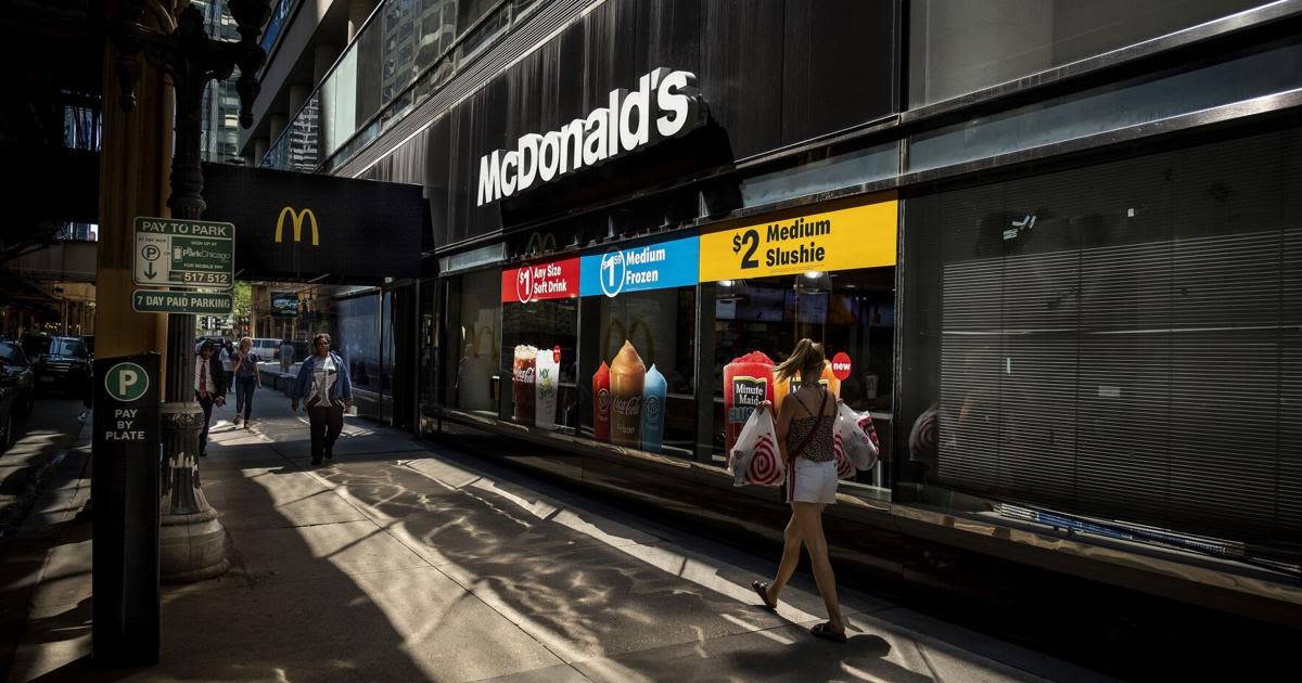 McDonald’s rolls out kiosks that take cash, pushing diners away from cashiers