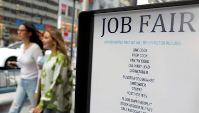 US weekly jobless claims fall further as labor market remains strong