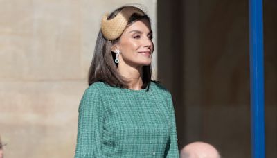 La reina Letizia sorprende con un innovador tocado, vestido con brillos y pendientes de doña Sofía