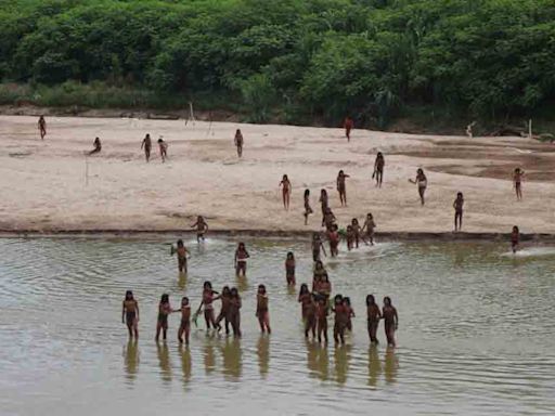 Captan a extraña tribu aislada del Amazonas emerger de la selva