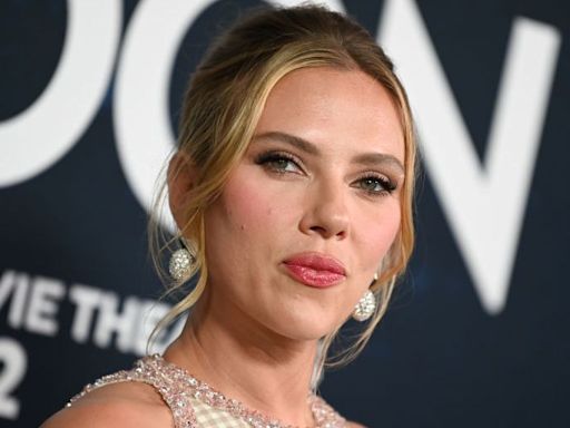 Scarlett Johansson Brings The Picnic To The Carpet In A Beige Gingham Set