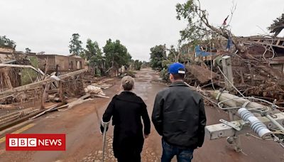 O dramático retorno a casas destruídas pelas inundações no RS