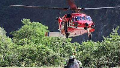 太魯閣同禮部落路難行 空勤直升機吊掛小怪手上山