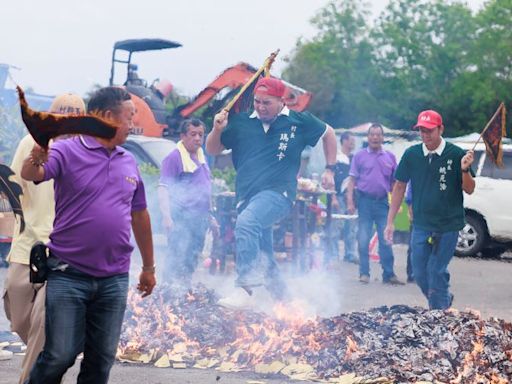 禾浩辰淚流滿面抬神明坐轎過火 瑪斯卡驚呼場面震撼｜壹蘋新聞網