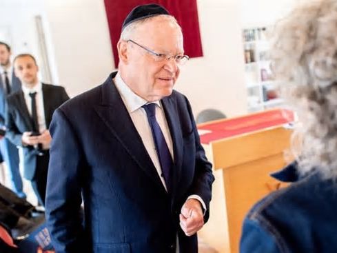 Ministerpräsident Stephan Weil besucht Synagoge nach Brandanschlag