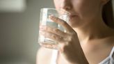 沒事多喝水？錯！小心1狀況「水太多→低血鈉」死亡率恐增：尤其沒口渴別喝