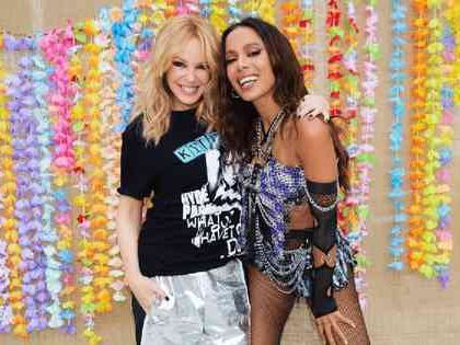 Kylie Minogue posa ao lado de Anitta após show em Londres