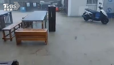 澎湖雷雨交加！馬公市水溝變噴泉 多處積水