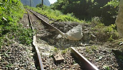 花蓮巨石又崩落砸斷鋼軌 台鐵和仁-崇徳拚明上午雙線通車