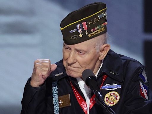 WWII veteran receives standing ovation, 'USA' chants after moving speech