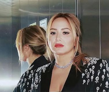 Karina “La Princesita” se fotografió en un ascensor con un esmoquin minivestido y stilettos con strass