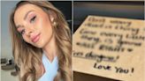 Irina Baeva comparte foto de regalo que recibió con un mensaje escrito en él