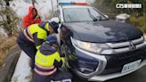 警車也遭殃！上拉拉山「雪鏈鬆脫」慘「刁車」