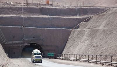 Rescatan con vida a un minero atrapado a 260 metros tras derrumbe en Pampa Camarones, en Chile