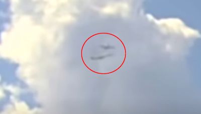 Terrifying moment planes come within feet of each other & nearly collide mid-air