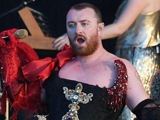 Sam Smith's 'naked' portrait hung in London's National Portrait Gall