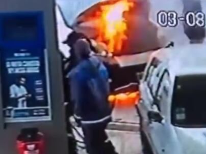 Video | Una playera apagó el fuego de una camioneta en una estación de servicio en Santa Fe