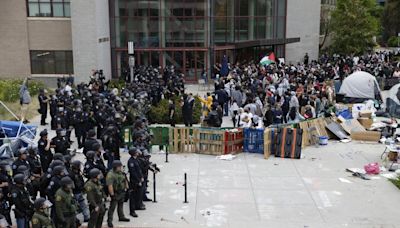 Autoridades desmantela campamento pro palestino instalado en el campus de UC Irvine - La Opinión