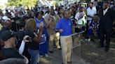 Cientos de personas acuden a vigilias por víctimas de ataque racista en Florida
