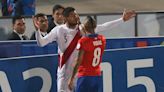 Soldado que arranca: Carlos Zambrano se abuena con Arturo Vidal antes del choque entre Alianza Lima y Colo Colo - La Tercera