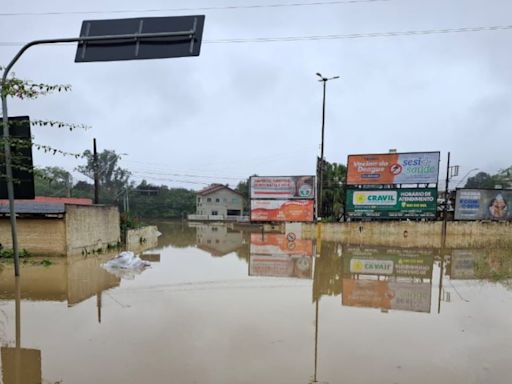 Enchentes agora atingem Santa Catarina; mais de 800 estão fora de casa devido às inundações