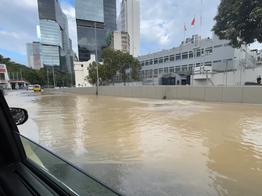 黃竹坑道近香港仔警署爆水管 往香隧部份行車線封閉(有片)