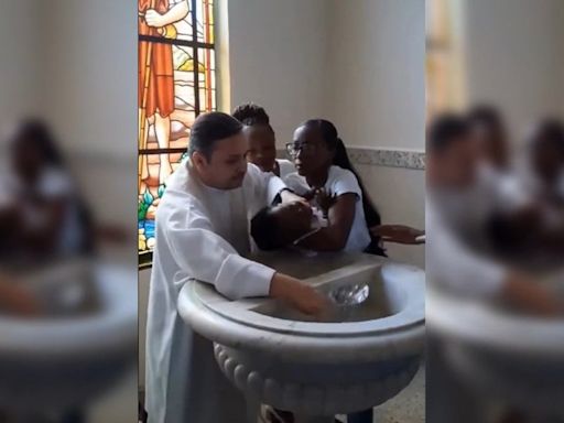 Vídeo: padre revolta família ao dar puxão em bebê durante batizado