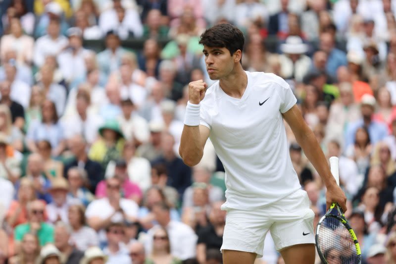 Carlos Alcaraz overcomes nerves, Daniil Medvedev to return to Wimbledon final